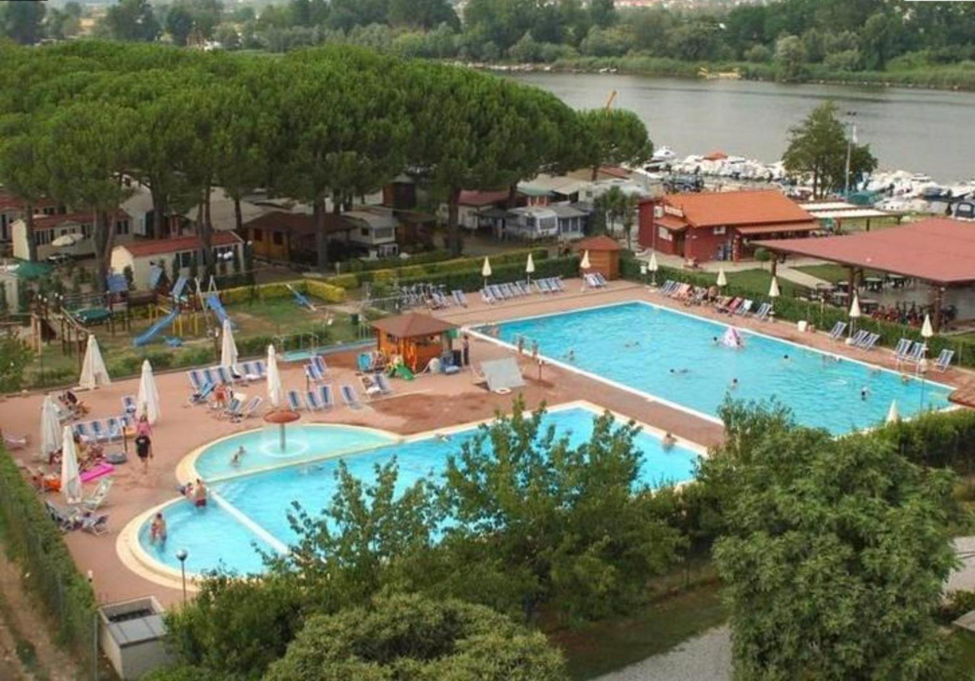 Chalet Camping River Italie Met 2 Slaapkamers Ameglia Exterior photo