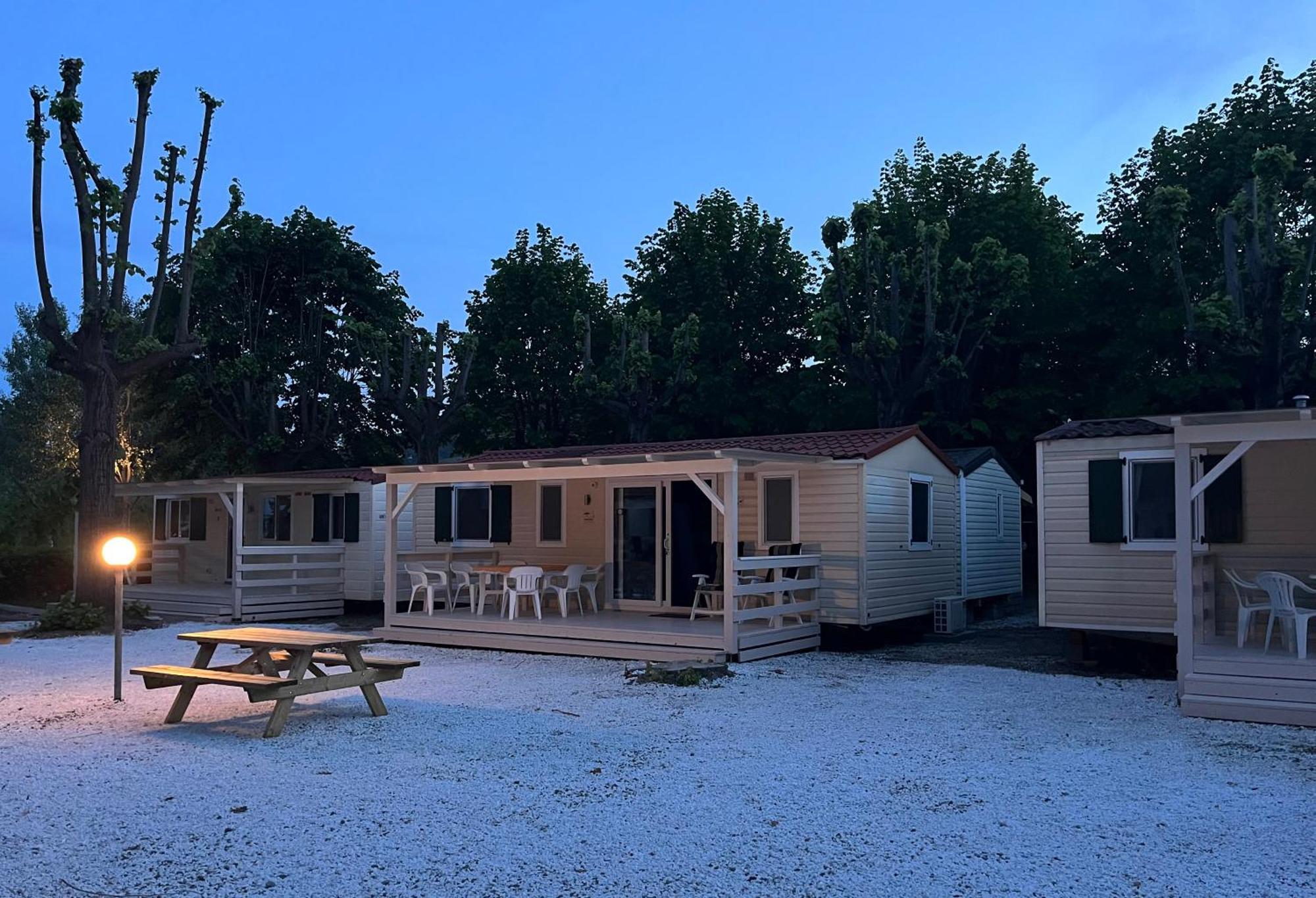 Chalet Camping River Italie Met 2 Slaapkamers Ameglia Exterior photo